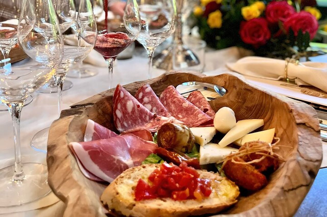 Cena romantica e degustazione di vini in cantina a San Gimignano — 5