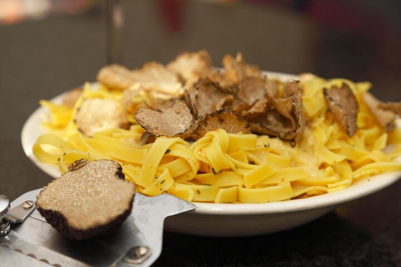 Vivi la caccia al tartufo con vino e pranzo — 9