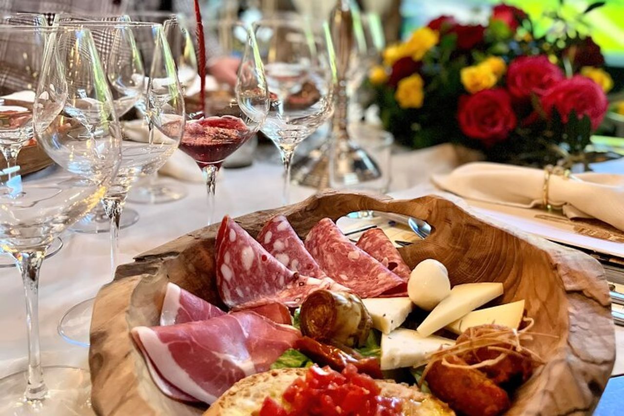 Pranzo romantico nei filari di vite in Toscana — 9