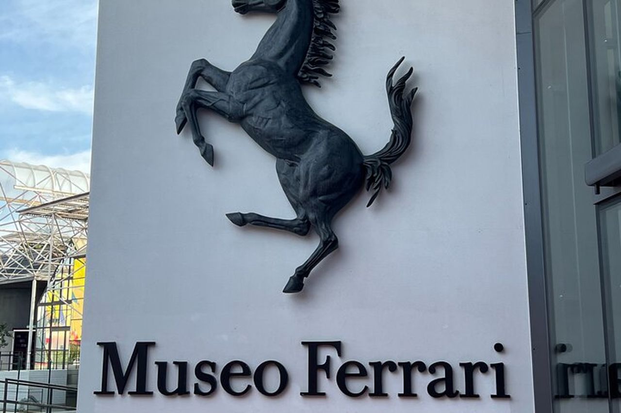 Tour gastronomico del parmigiano e dell'aceto balsamico con il Museo Ferrari — 7