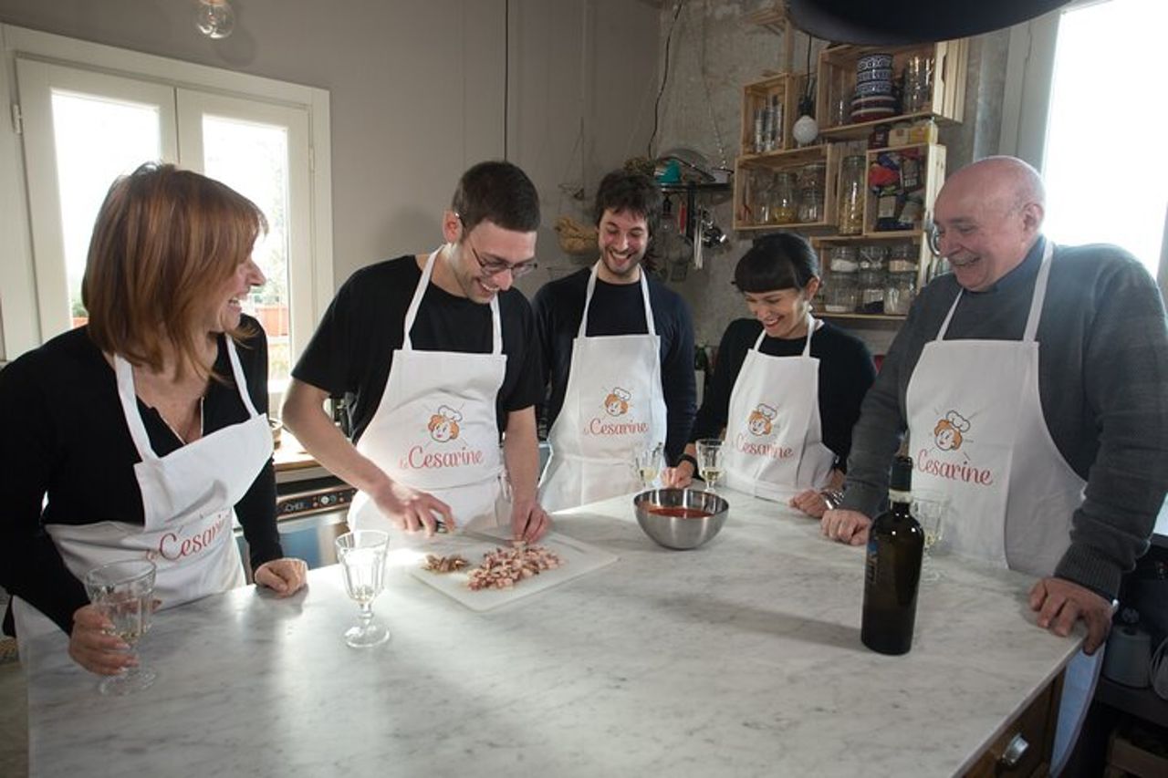 Tour del mercato per piccoli gruppi e lezione di cucina a Modena — 3