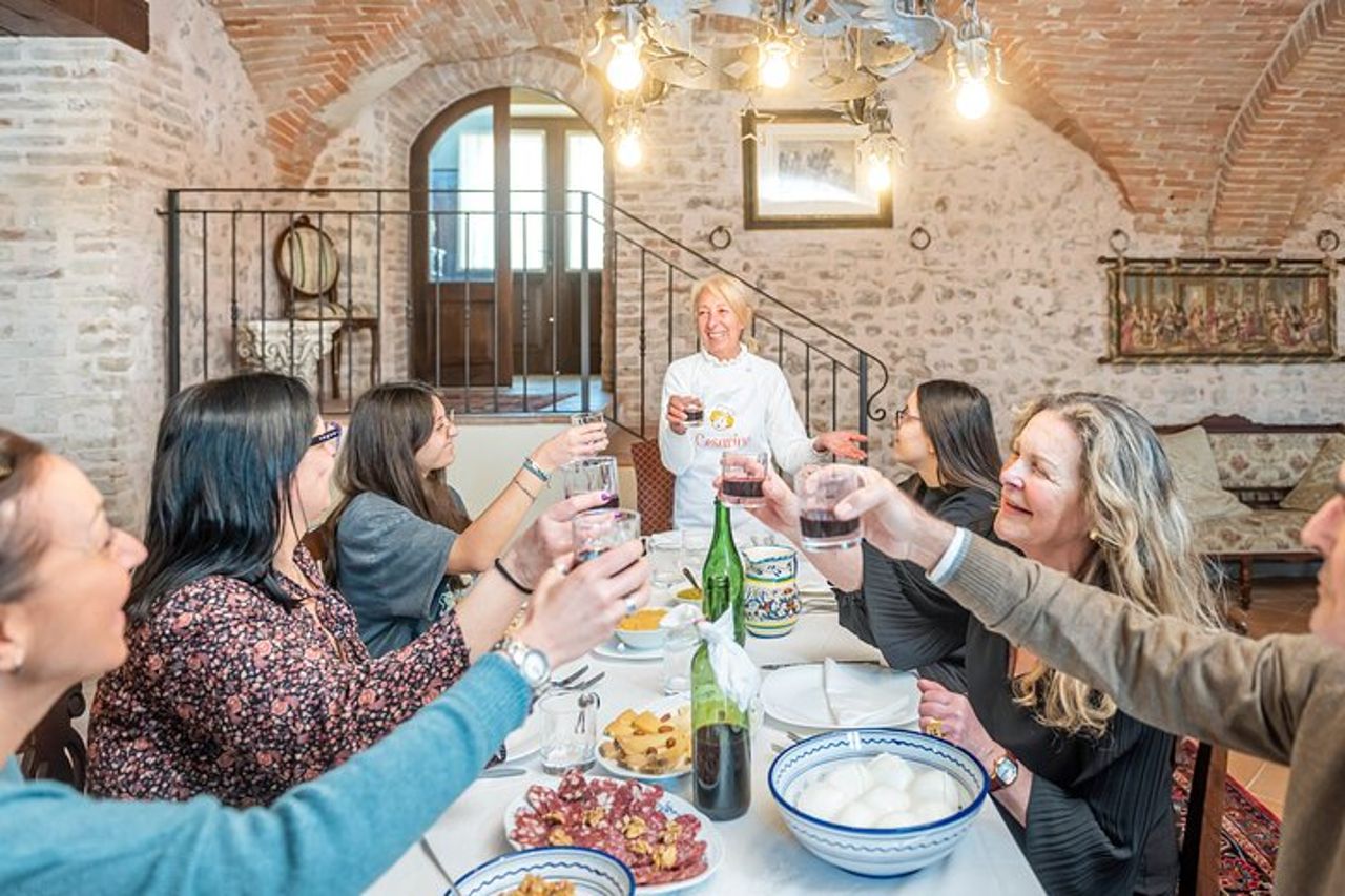Lezione di sughi tradizionali nella scuola di cucina casalinga di Assisi — 6