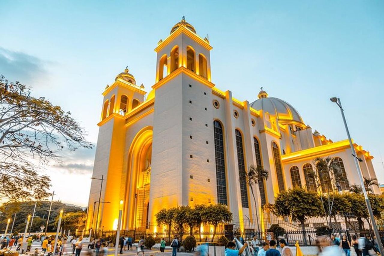 San Salvador Ristrutturata: Tour Privato del Centro Storico e della Cultura