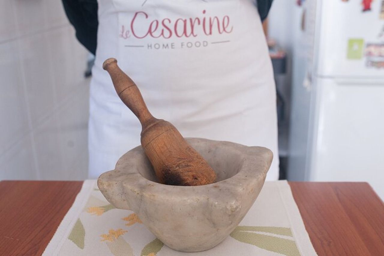 Corso di preparazione del pesto a casa del locale a Genova — 2