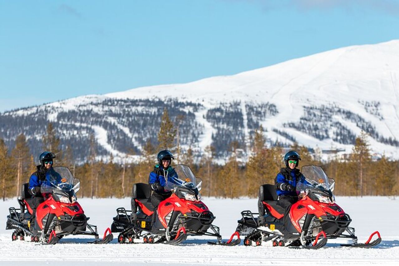 Avventura in motoslitta con pesca sul ghiaccio a Ylläs — 4