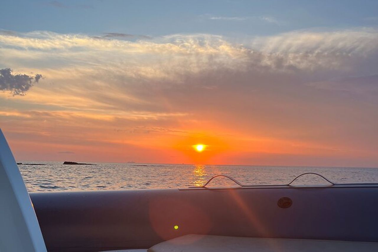 Tour in barca al tramonto lungo la Costa degli Dei — 4