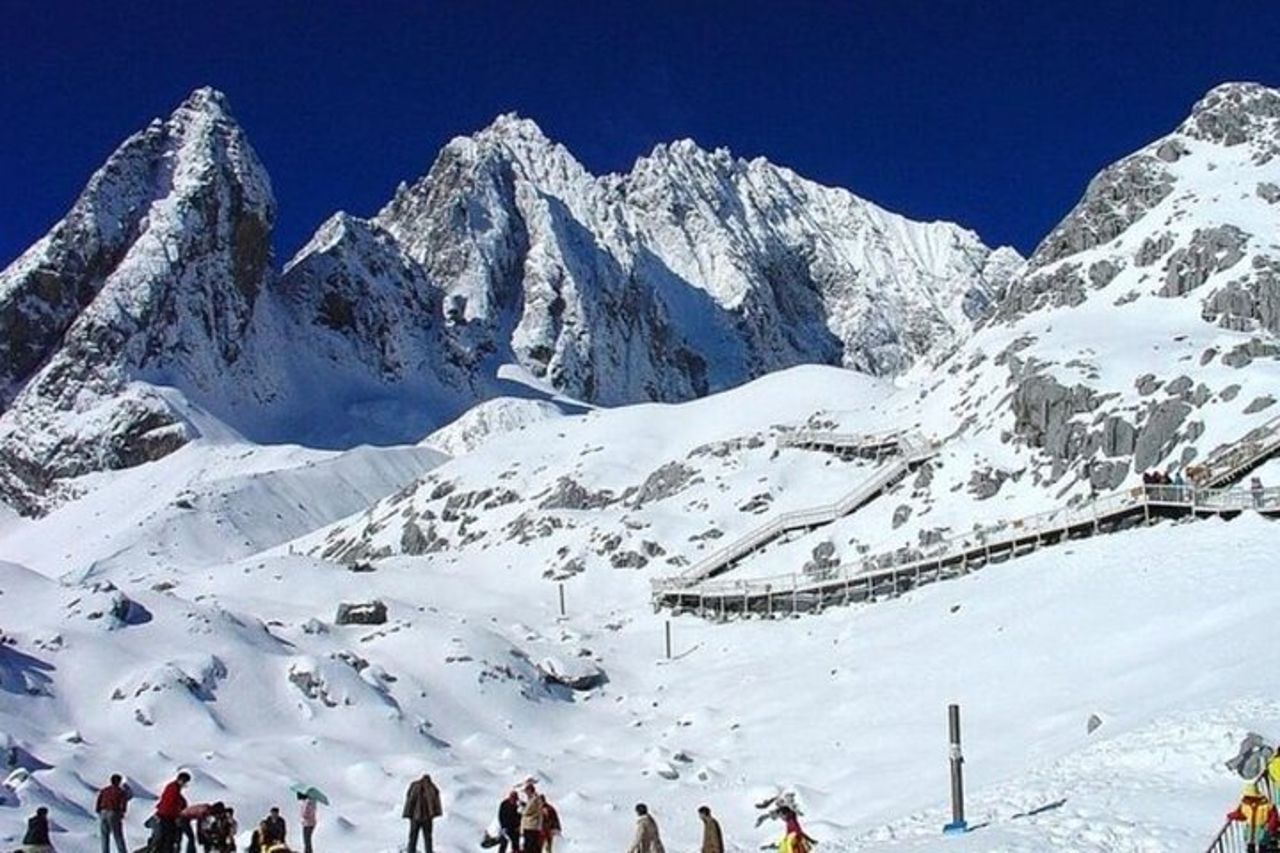 In treno ad alta velocità da Kunming alla montagna innevata del Drago di Giada di Lijiang — 2