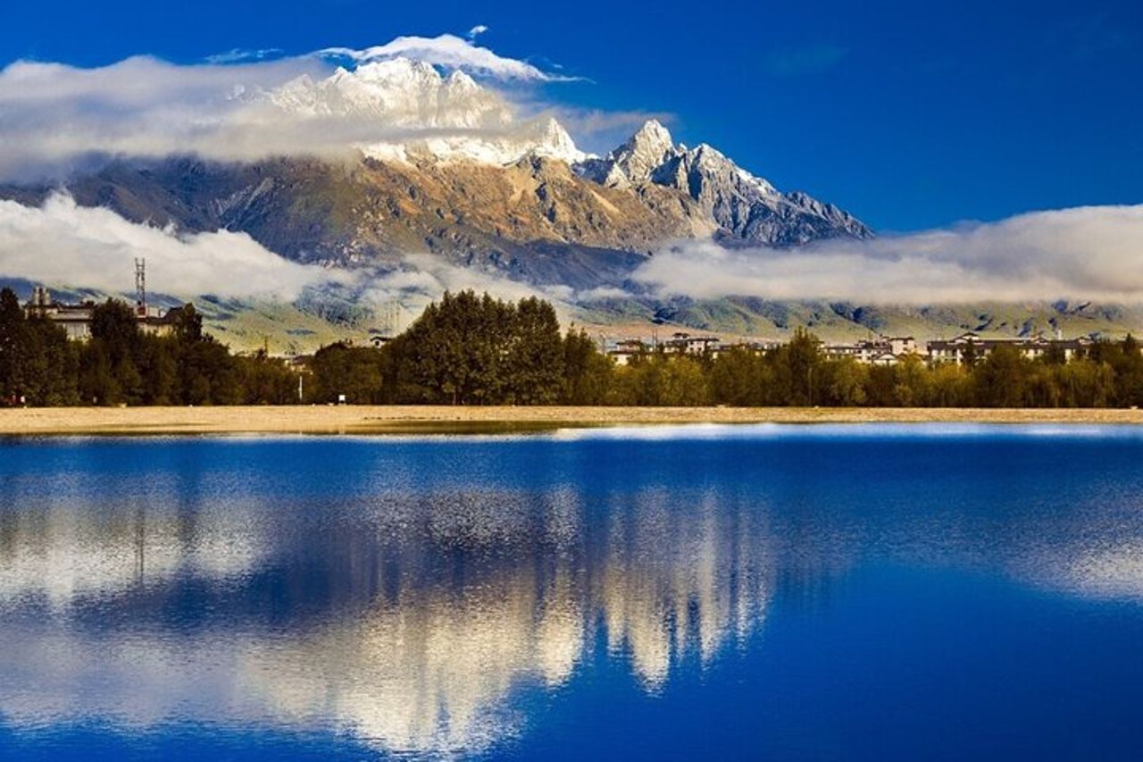 In treno ad alta velocità da Kunming alla montagna innevata del Drago di Giada di Lijiang