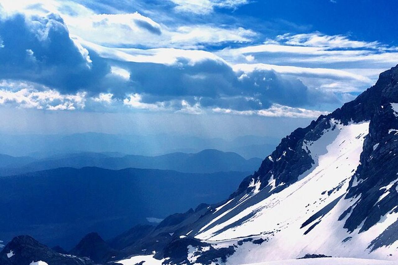 In treno ad alta velocità da Kunming alla montagna innevata del Drago di Giada di Lijiang — 4