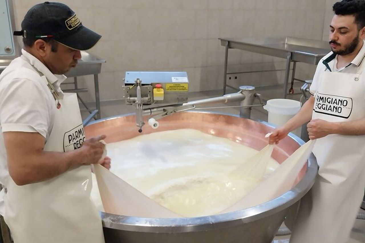 Tour di gruppo Casa Museo Ferrari e Fabbrica di Parmigiano Reggiano — 5