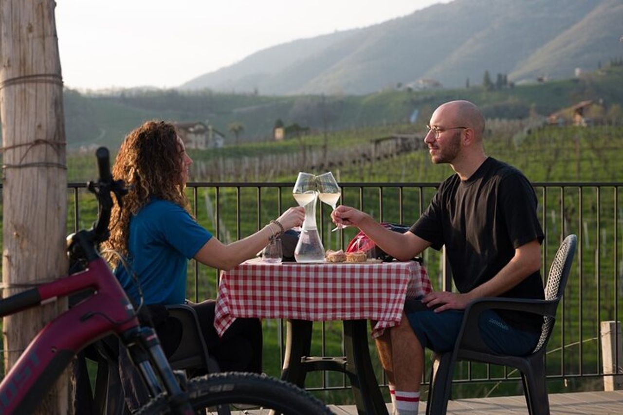 Valdobbiadene in e-bike tra vigneti - Colline del Prosecco UNESCO — 3