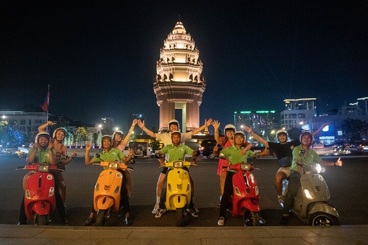 Phnom Penh Sera Foodie Vespa Tour / Tuk Tuk Disponibile