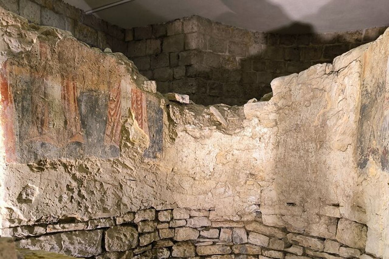 Bari sotterranea con archeologo — 2