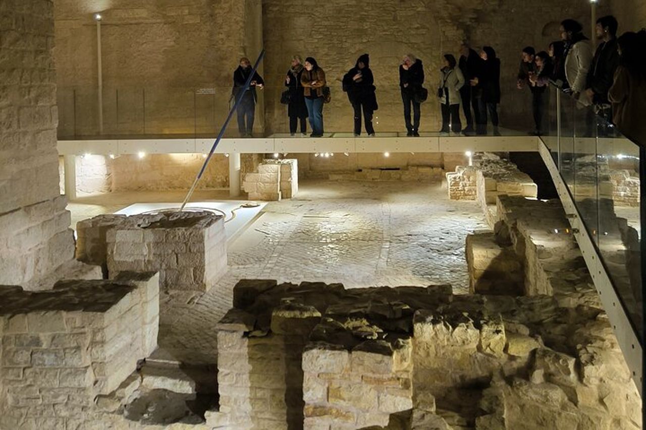 Bari sotterranea con archeologo — 3