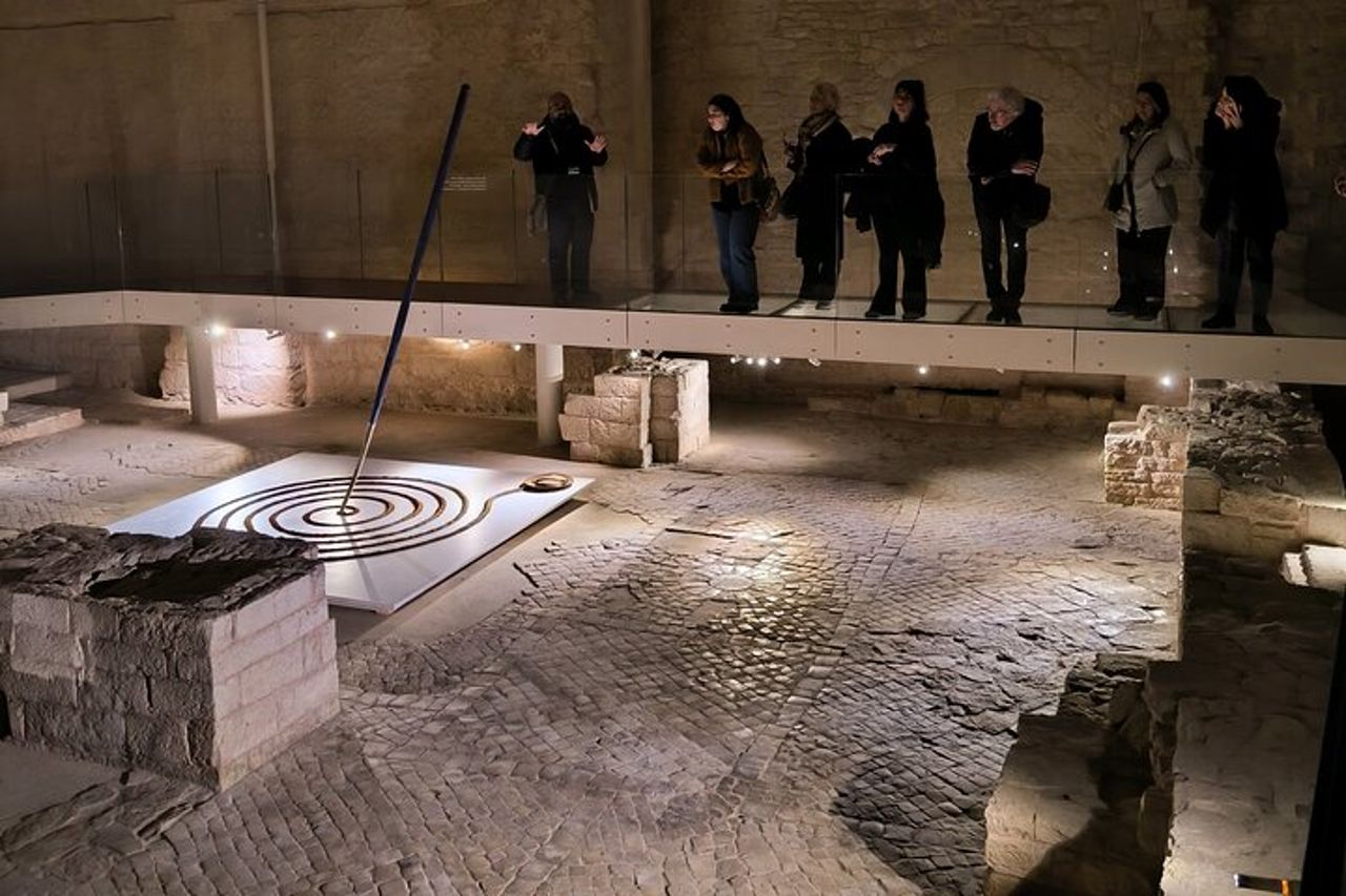 Bari sotterranea con archeologo