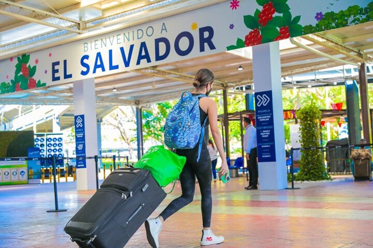 Trasferimento di arrivo privato - Aeroporto internazionale di El Salvador a Decameron Hotel — 2