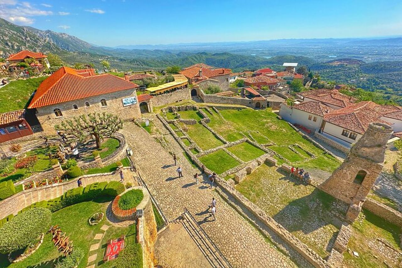 Castello di Kruja, il vecchio bazar e Sarisalltik- Partenza da Tirana — 8