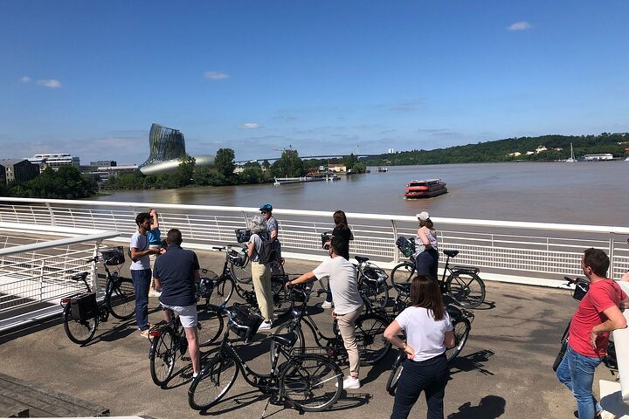 Tour in bici panoramico di Bordeaux Essentials con una guida locale — 3