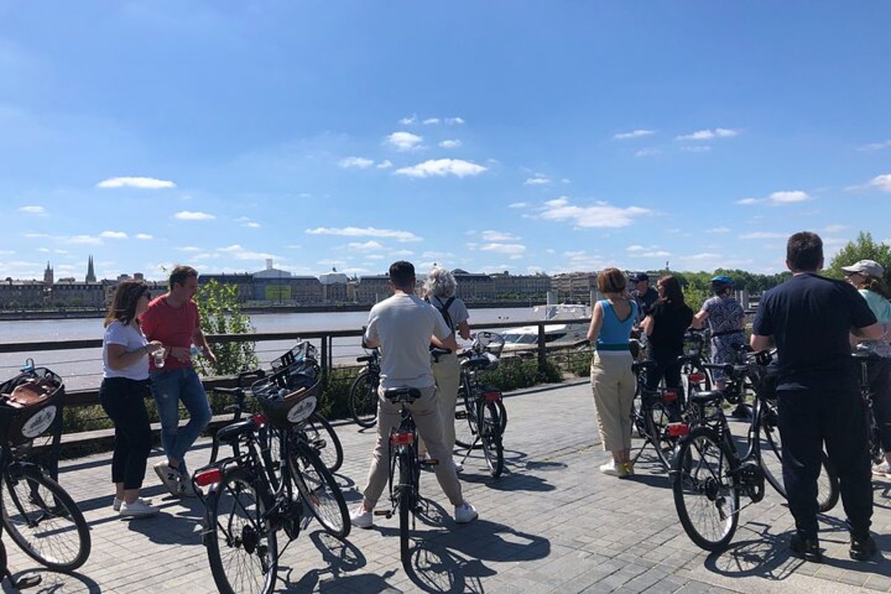 Tour in bici panoramico di Bordeaux Essentials con una guida locale — 4