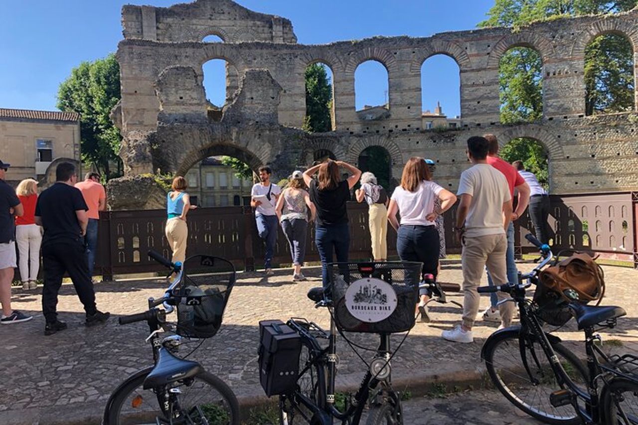 Tour in bici panoramico di Bordeaux Essentials con una guida locale — 5