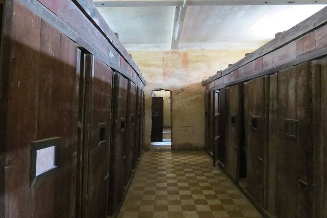 Tour in autobus dei campi di sterminio e della prigione S21 — 7