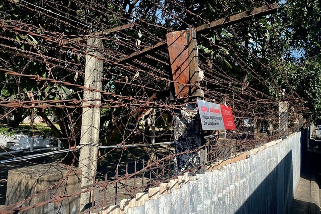 Tour in autobus dei campi di sterminio e della prigione S21 — 9