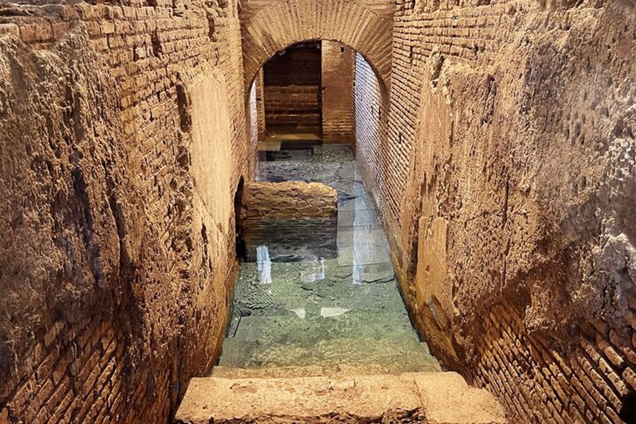 Visita guidata sotterranea di Fontana di Trevi Piccolo gruppo