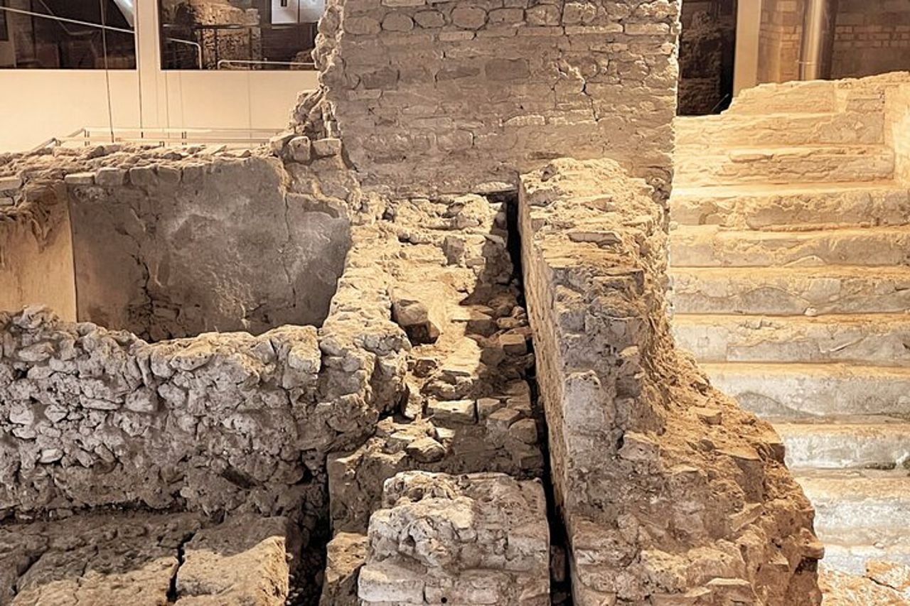 Visita guidata sotterranea di Fontana di Trevi Piccolo gruppo — 4