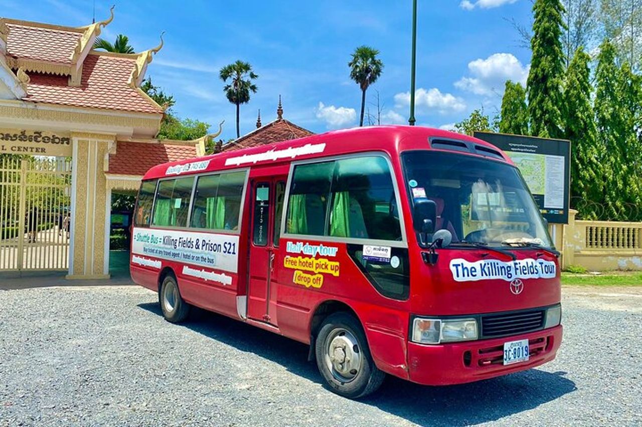 Tour in autobus dei campi di sterminio e della prigione S21