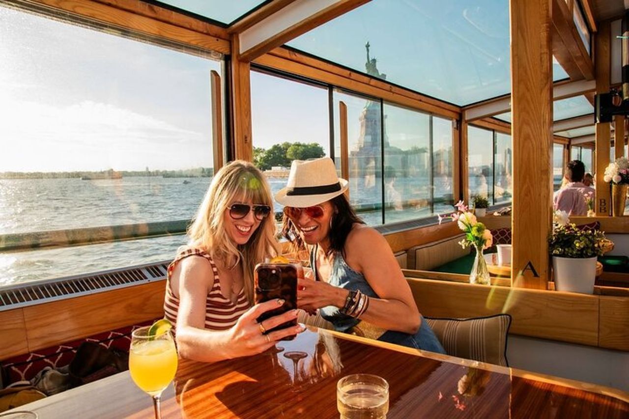 Crociera al tramonto a New York City su uno yacht — 4
