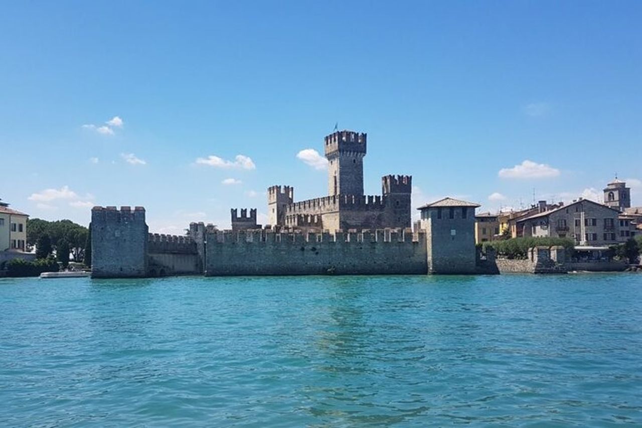 Crociera privata al tramonto con aperitivo al vino di Lazise — 3