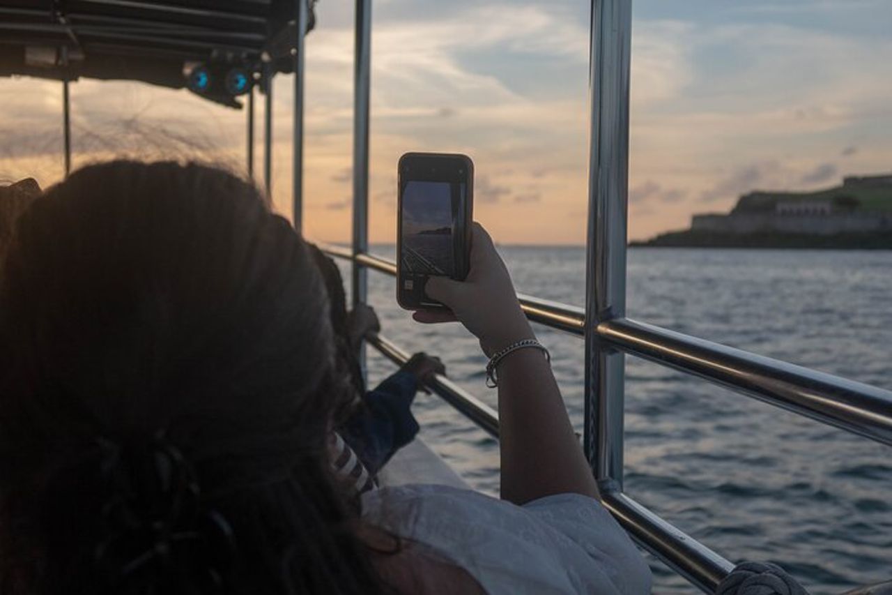 Giro in barca nel porto al tramonto di San Juan — 2