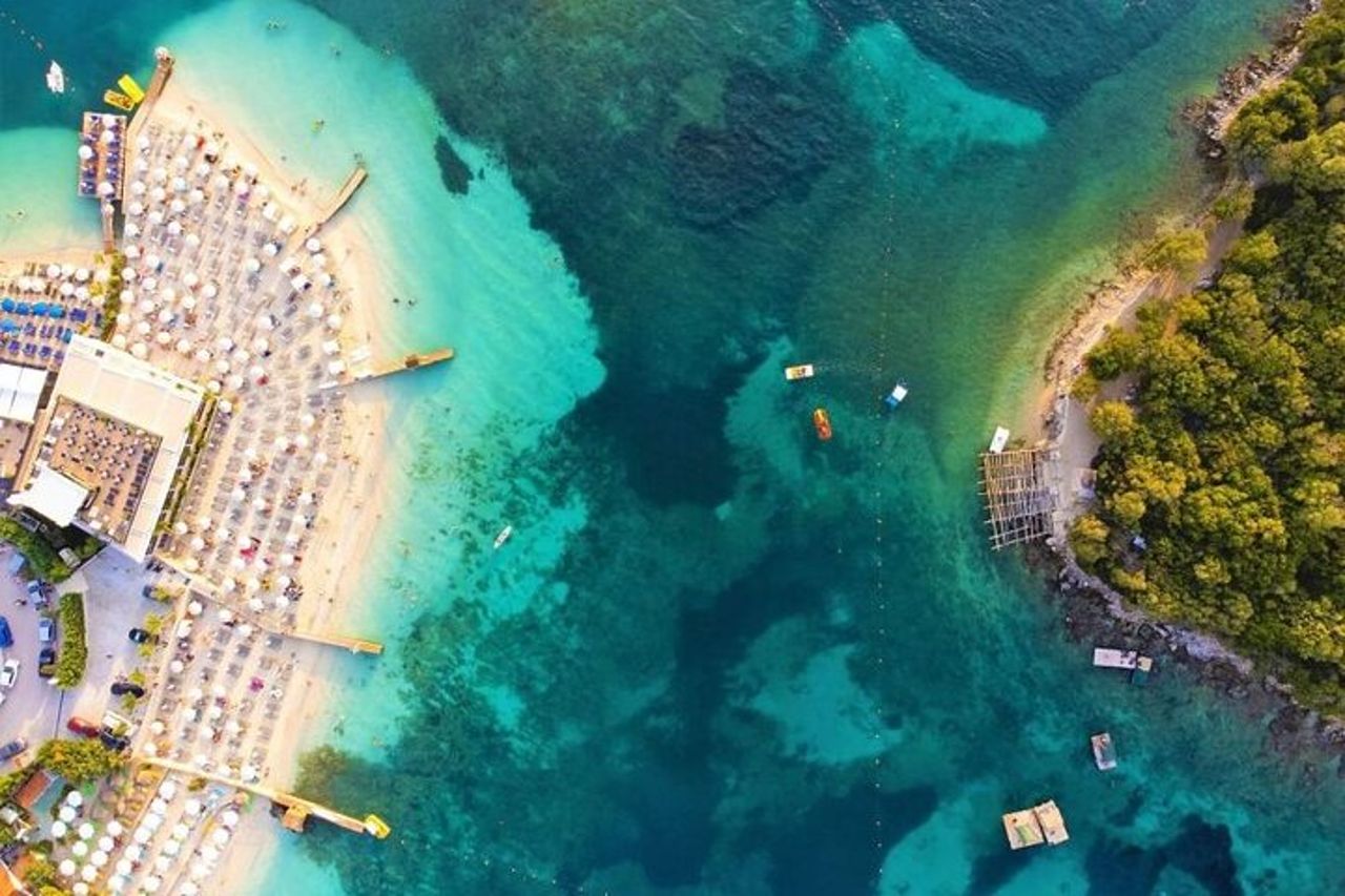 Tour di un giorno di Ksamil Blue Eye e Saranda da Tirana Golem di Durazzo — 5