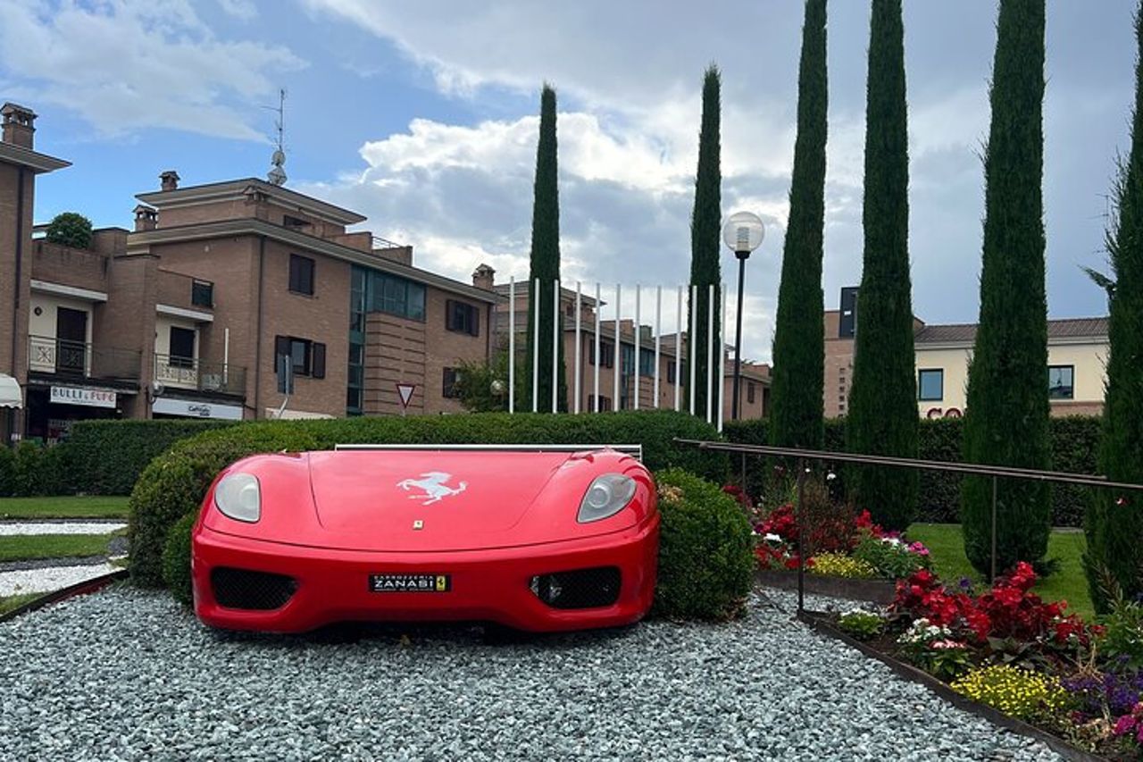 Tour di un'intera giornata in Ferrari: musei, tour della fabbrica e simulatore di F1 — 3