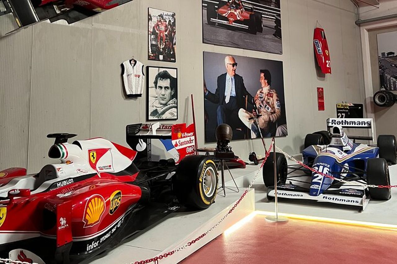 Tour di un'intera giornata in Ferrari: musei, tour della fabbrica e simulatore di F1 — 4