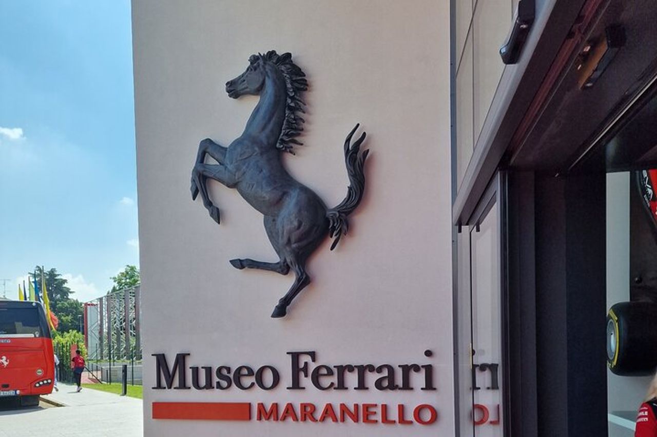 Tour di un'intera giornata in Ferrari: musei, tour della fabbrica e simulatore di F1 — 5