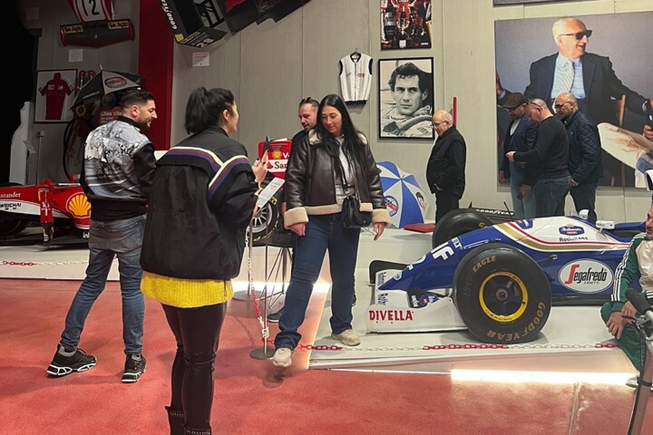 Tour di un'intera giornata in Ferrari: musei, tour della fabbrica e simulatore di F1 — 2