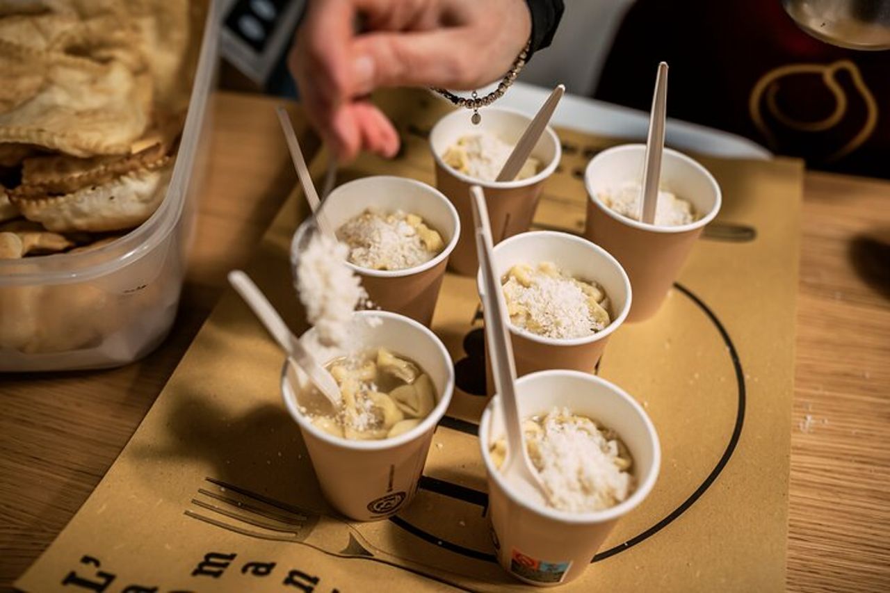 Tour privato di mezza giornata a piedi e degustazione di cibo a Modena — 4