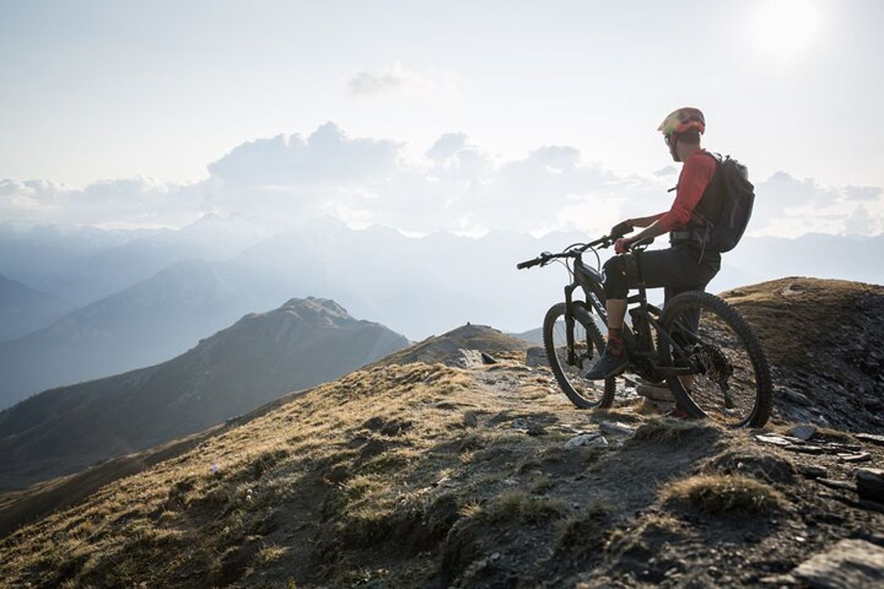 Giornata in mountain bike elettrica a Chamonix: lago di montagna e vista panoramica. — 7