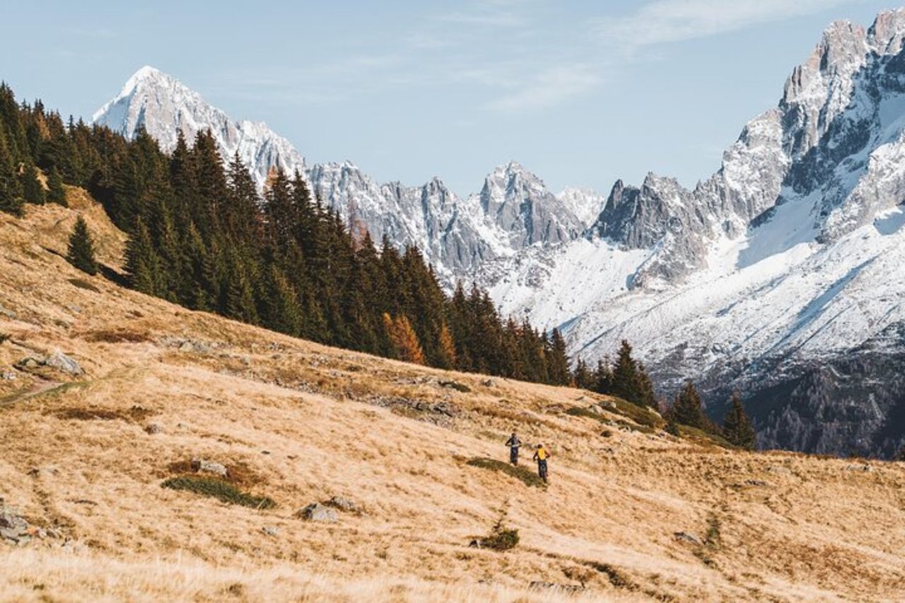 Giornata in mountain bike elettrica a Chamonix: lago di montagna e vista panoramica. — 3