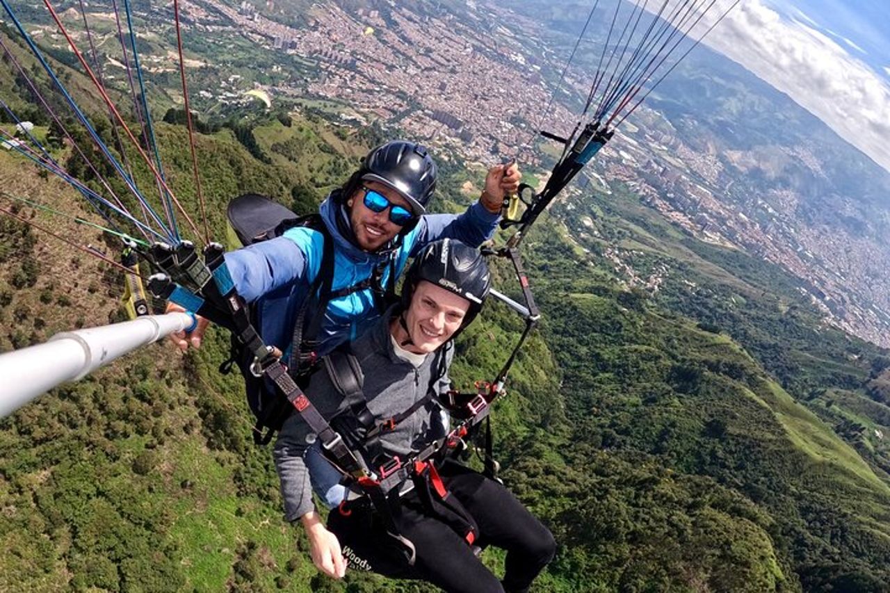 Parapendio tra le montagne di Medellin — 2