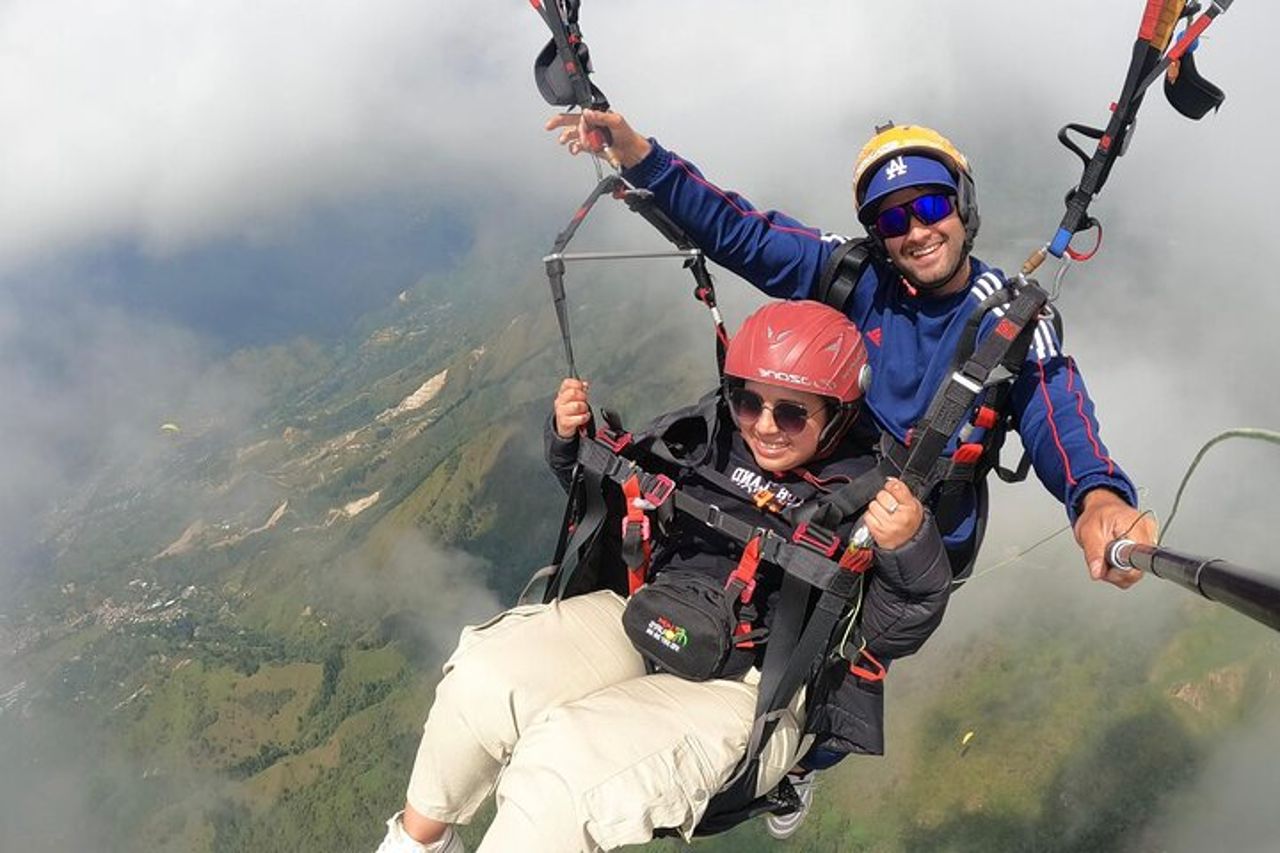 Parapendio tra le montagne di Medellin — 3