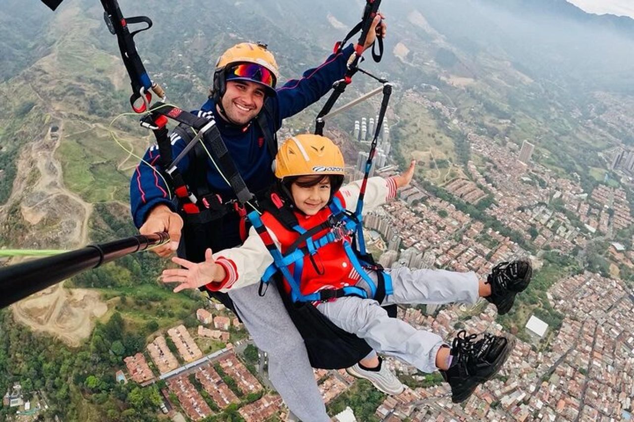 Parapendio tra le montagne di Medellin — 4