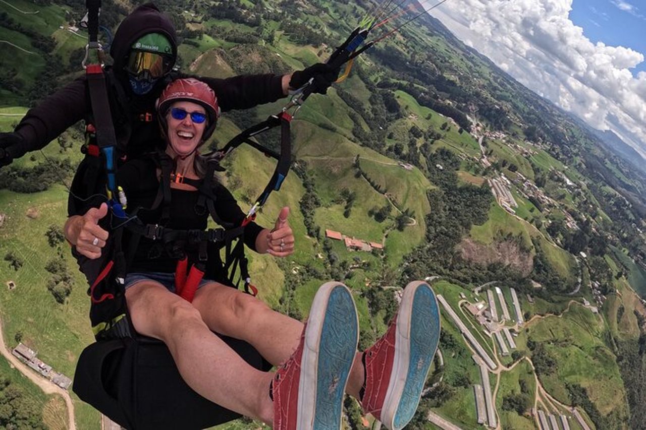 Parapendio tra le montagne di Medellin