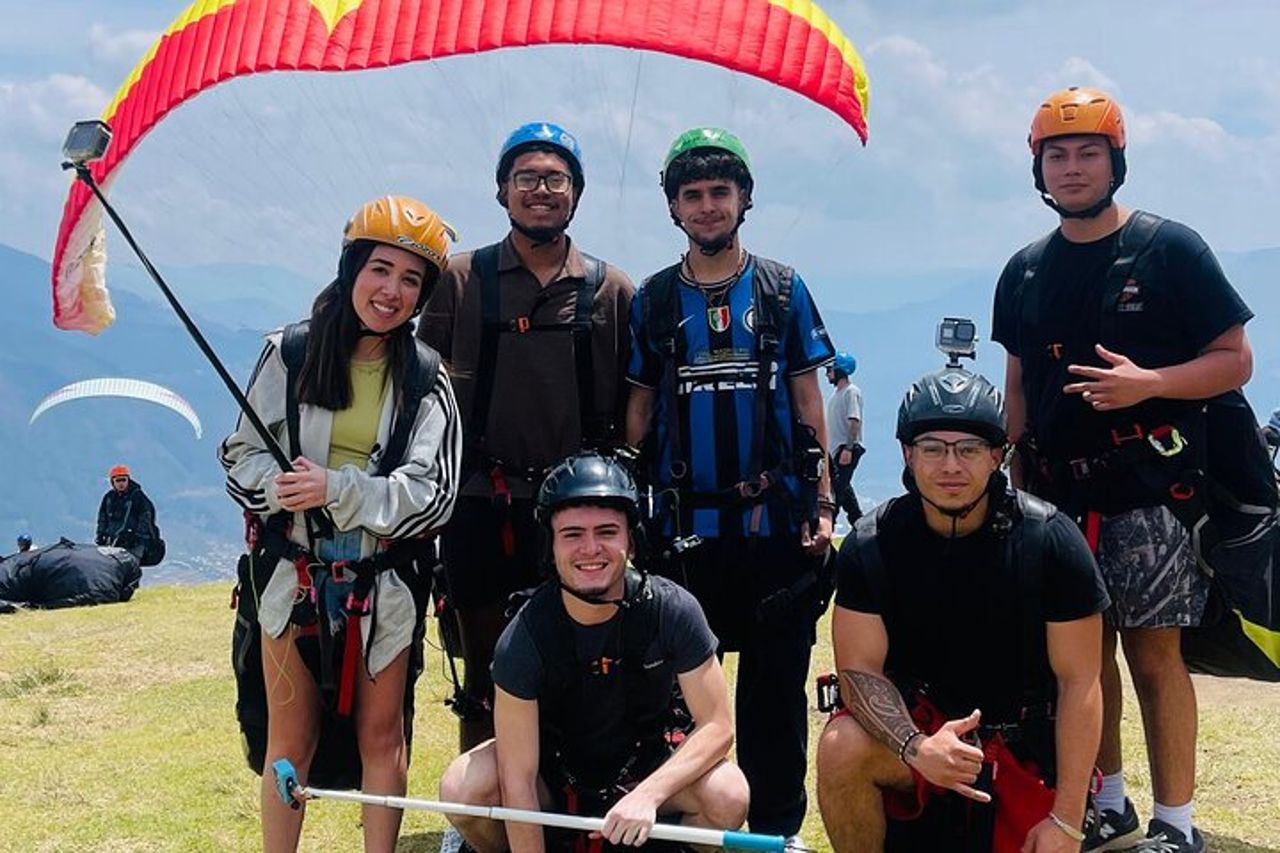 Parapendio tra le montagne di Medellin — 5