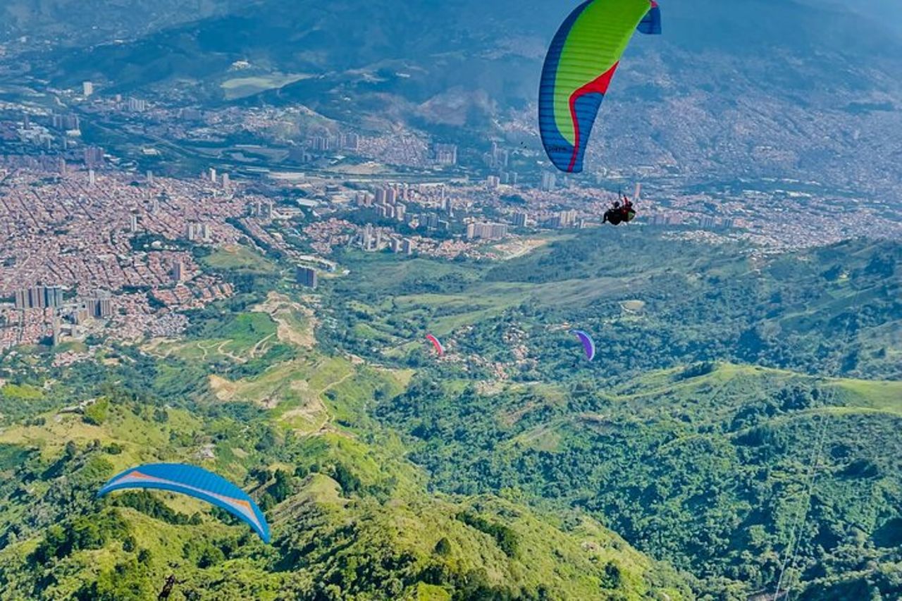 Parapendio tra le montagne di Medellin — 6