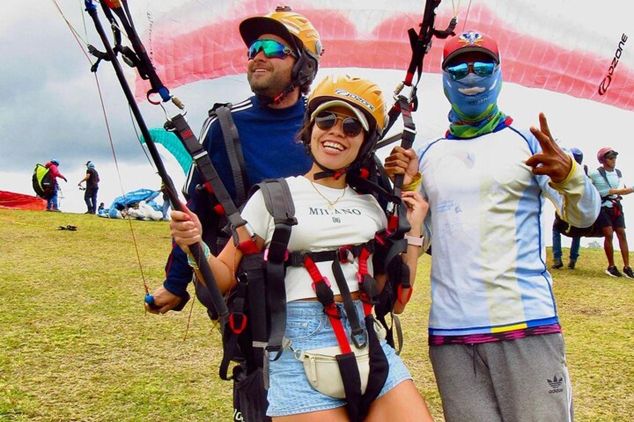 Parapendio tra le montagne di Medellin — 7