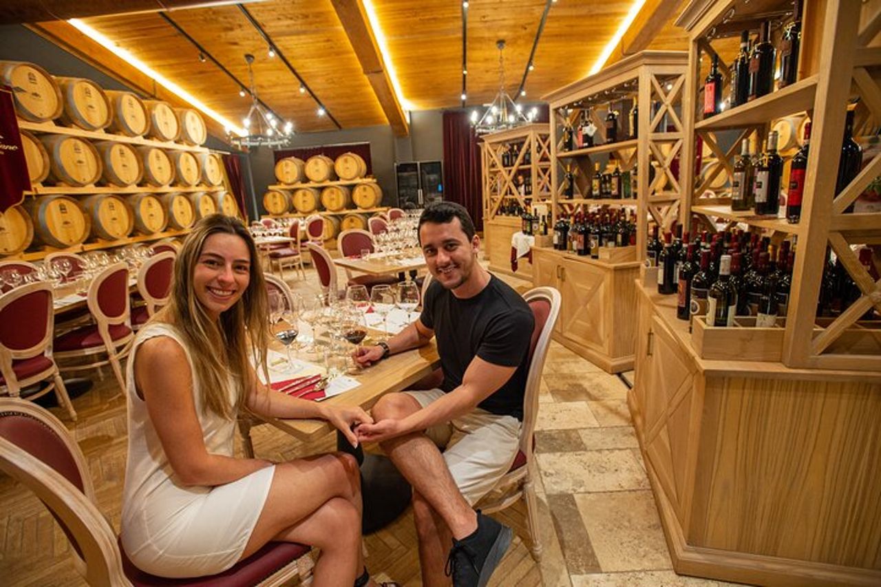 Cena romantica e degustazione di vini in cantina a San Gimignano — 2