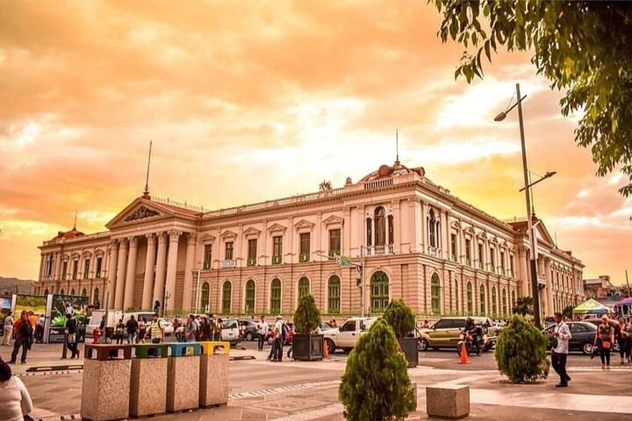 Tour panoramico della città durante lo scalo a San Salvador
