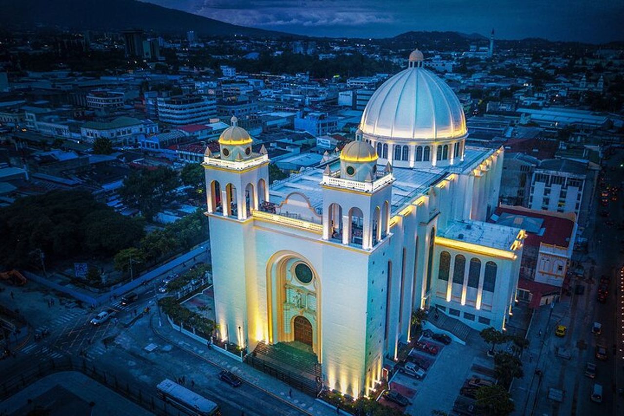 Tour panoramico della città durante lo scalo a San Salvador — 5